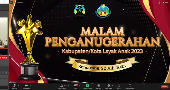 Mengikuti Malam Penganugerahan Kota Layak Anak secara Online