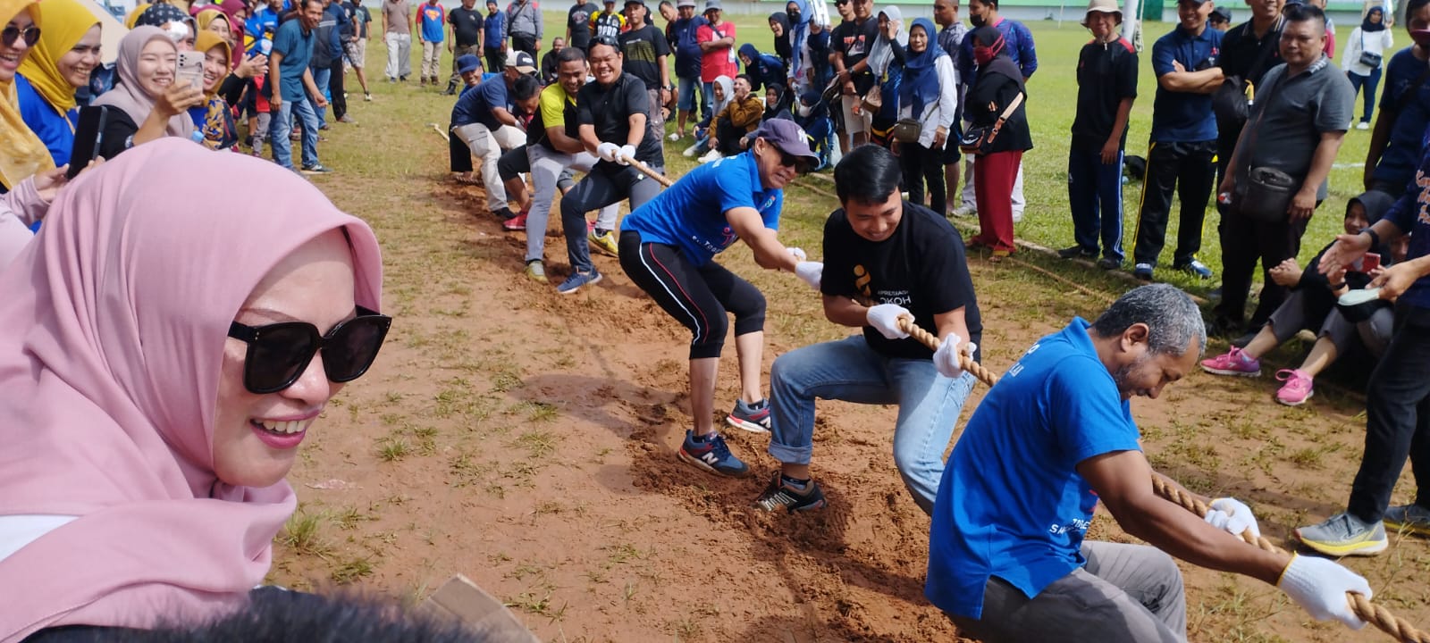 ASN DKISP Tarakan Mengikuti Lomba Tarik Tambang Putra pada HUT KORPRI Ke-52