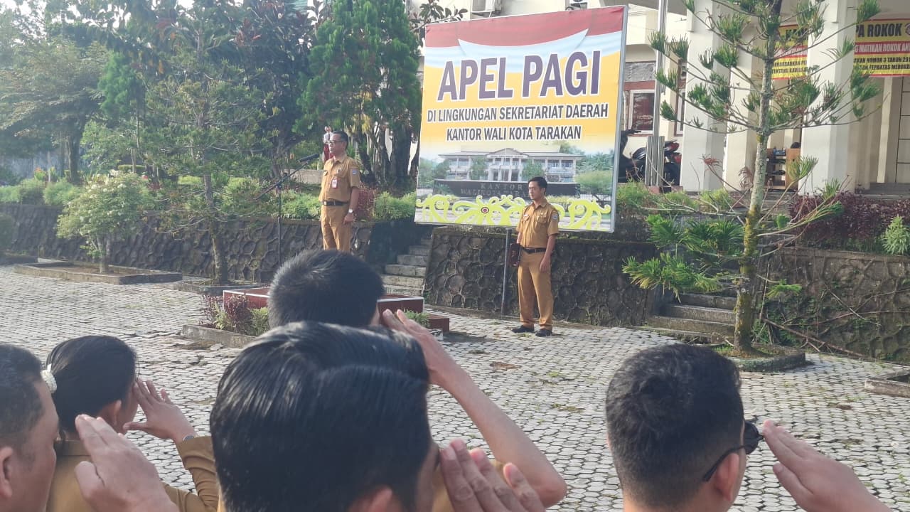 Bertugas pada Apel Pagi di Lingkungan Sekretariat Daerah