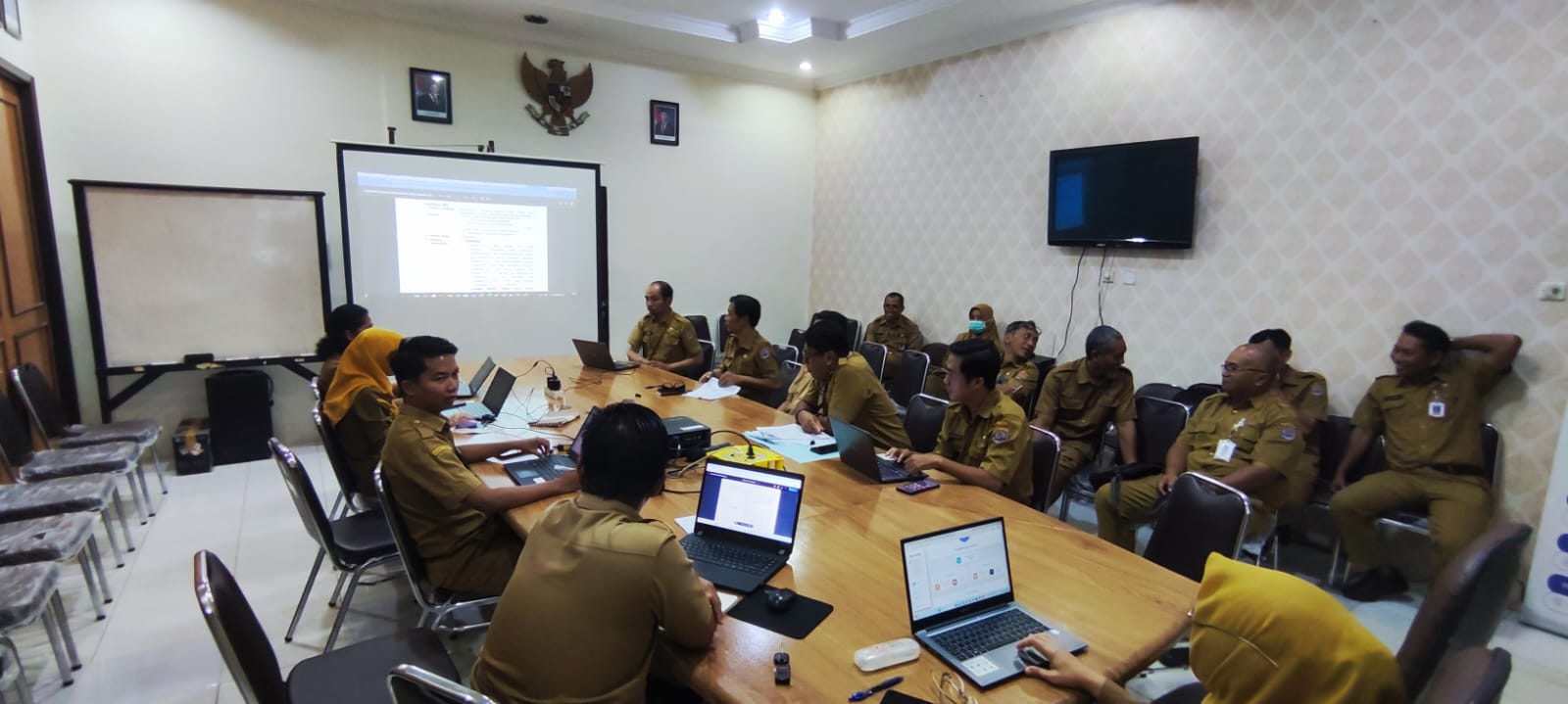 Menghadiri Kegiatan Review EvidenData Pendukung LPPD Tahun 2025